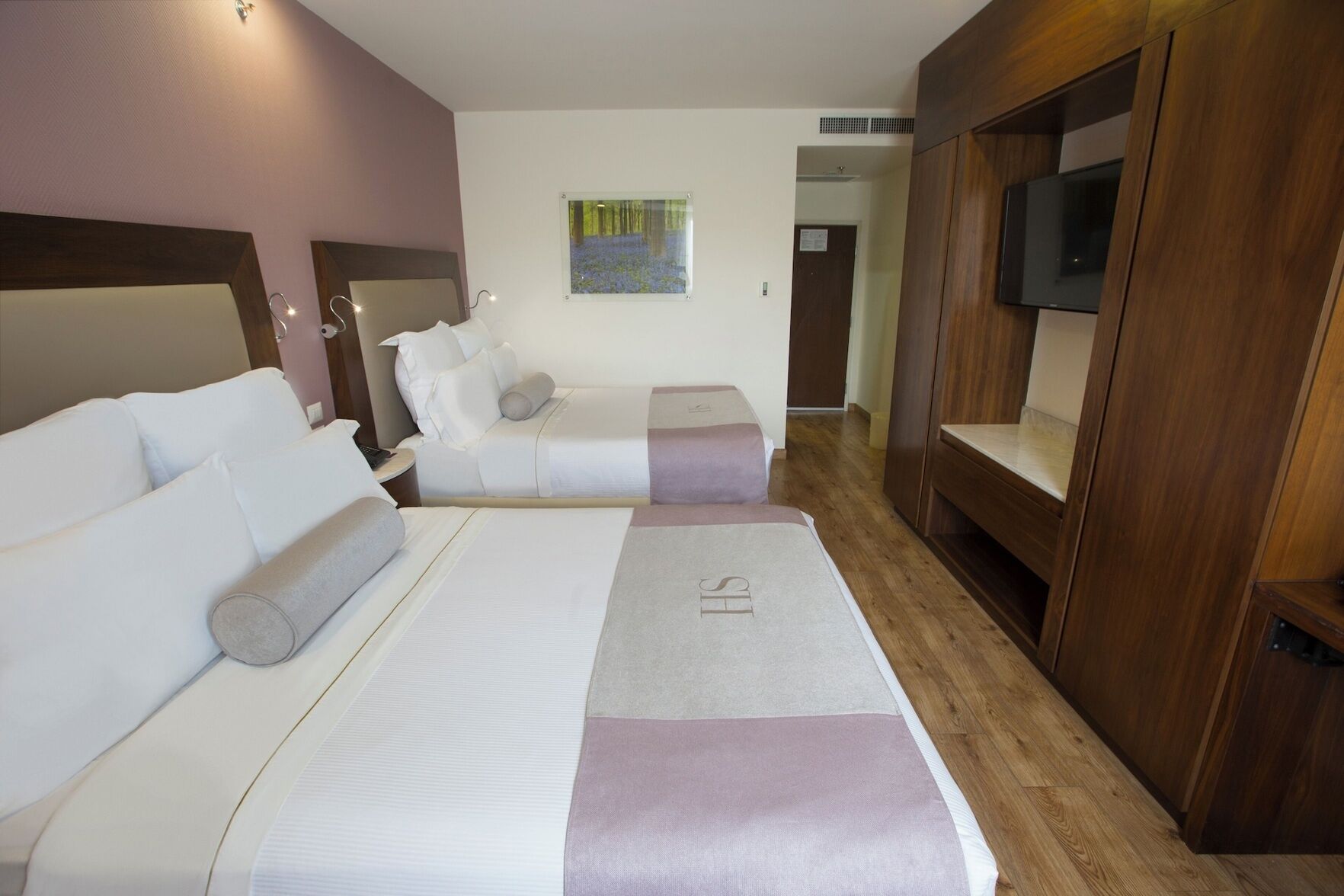 Roupas de cama premium, cofres nos quartos, escrivaninha