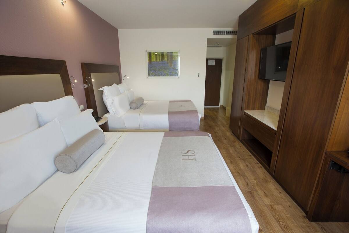 Roupas de cama premium, cofres nos quartos, escrivaninha