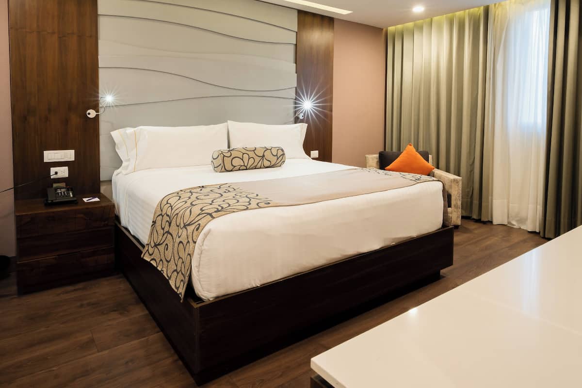 junior room | 1 bedroom, premium bedding, in-room safe, desk