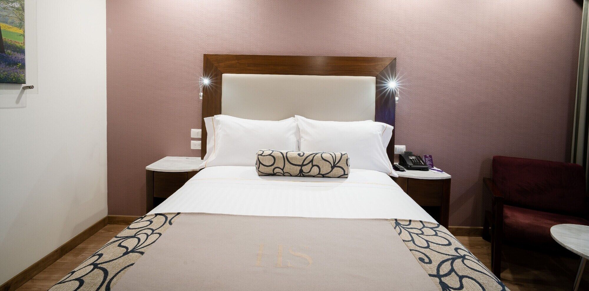 Roupas de cama premium, cofres nos quartos, escrivaninha