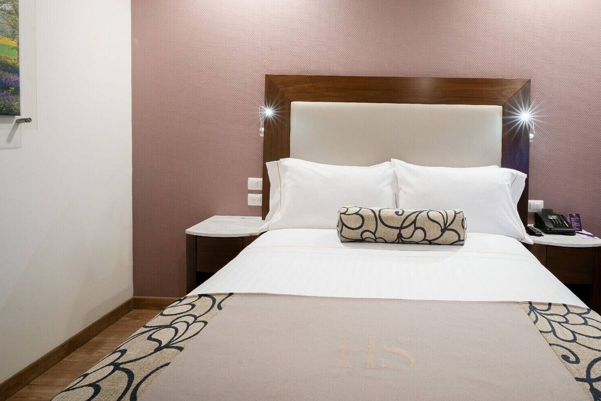 Roupas de cama premium, cofres nos quartos, escrivaninha