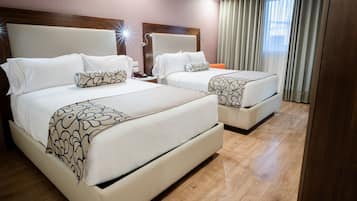 Roupas de cama premium, cofres nos quartos, escrivaninha