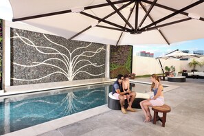 Piscina a l'aire lliure (horari: 08:00-22:00), para-sols i gandules