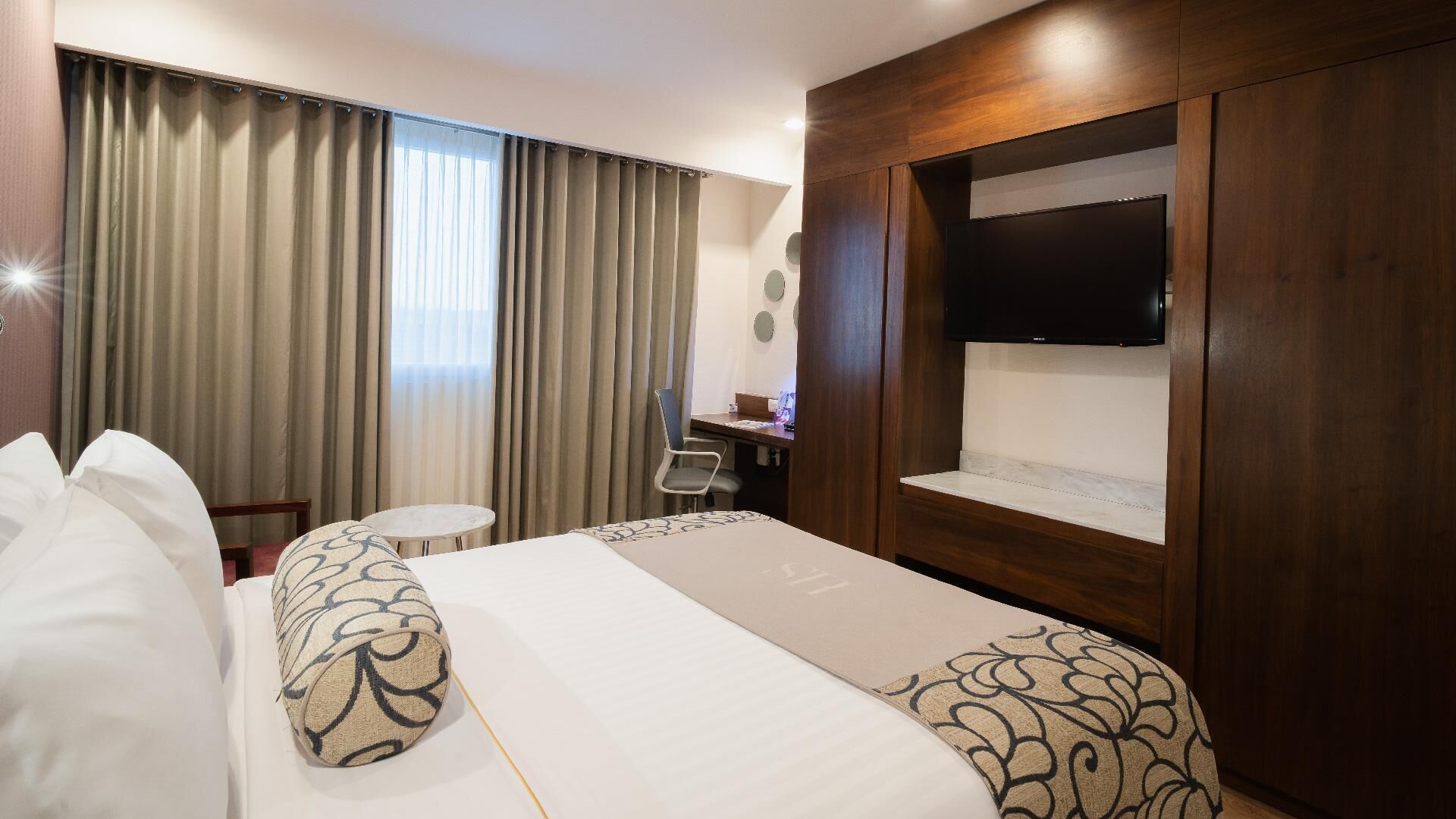 Premium bedding, in-room safe, desk, soundproofing