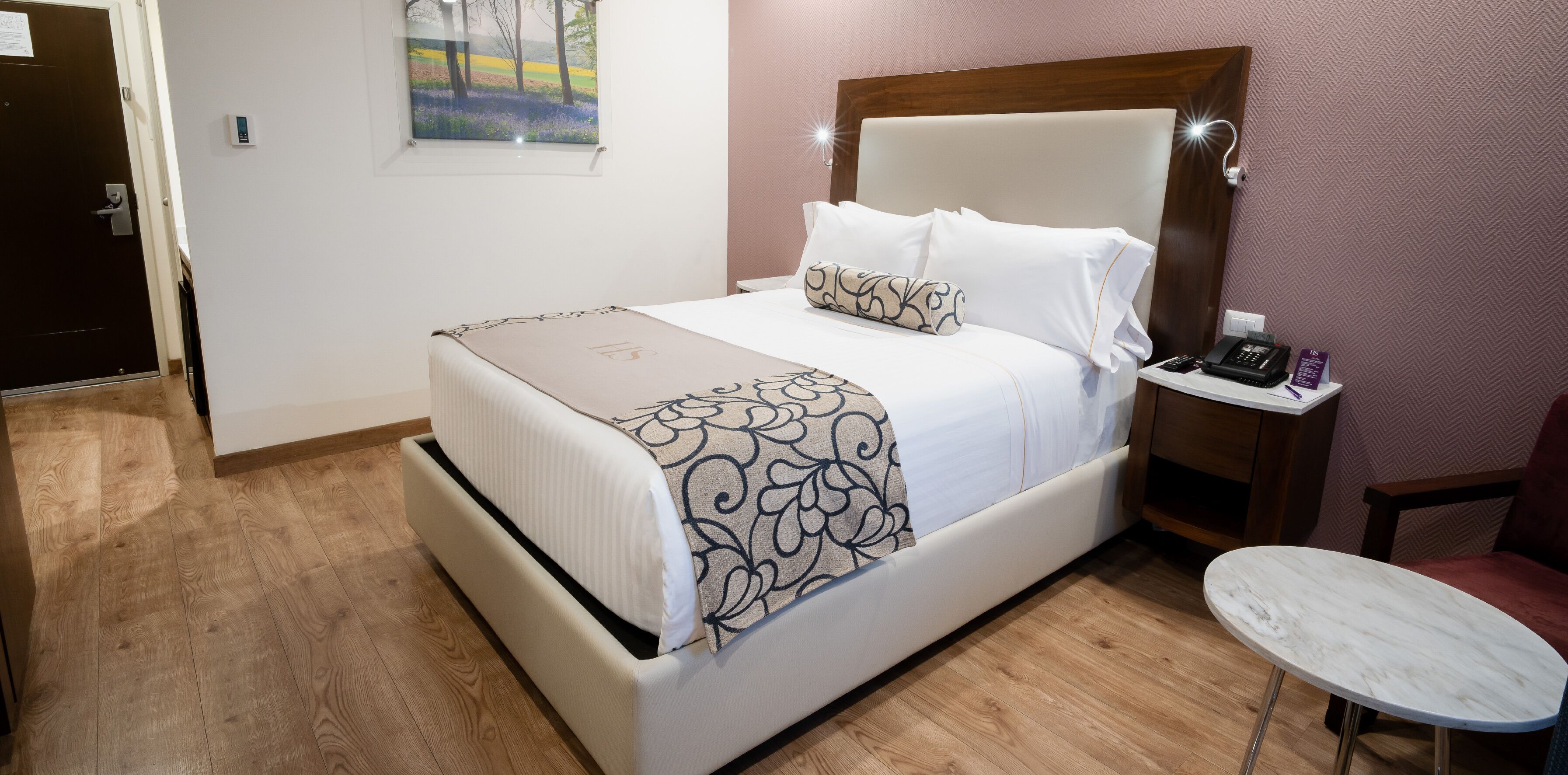 standard room, 1 queen bed | 1 bedroom, premium bedding, in-room safe, desk