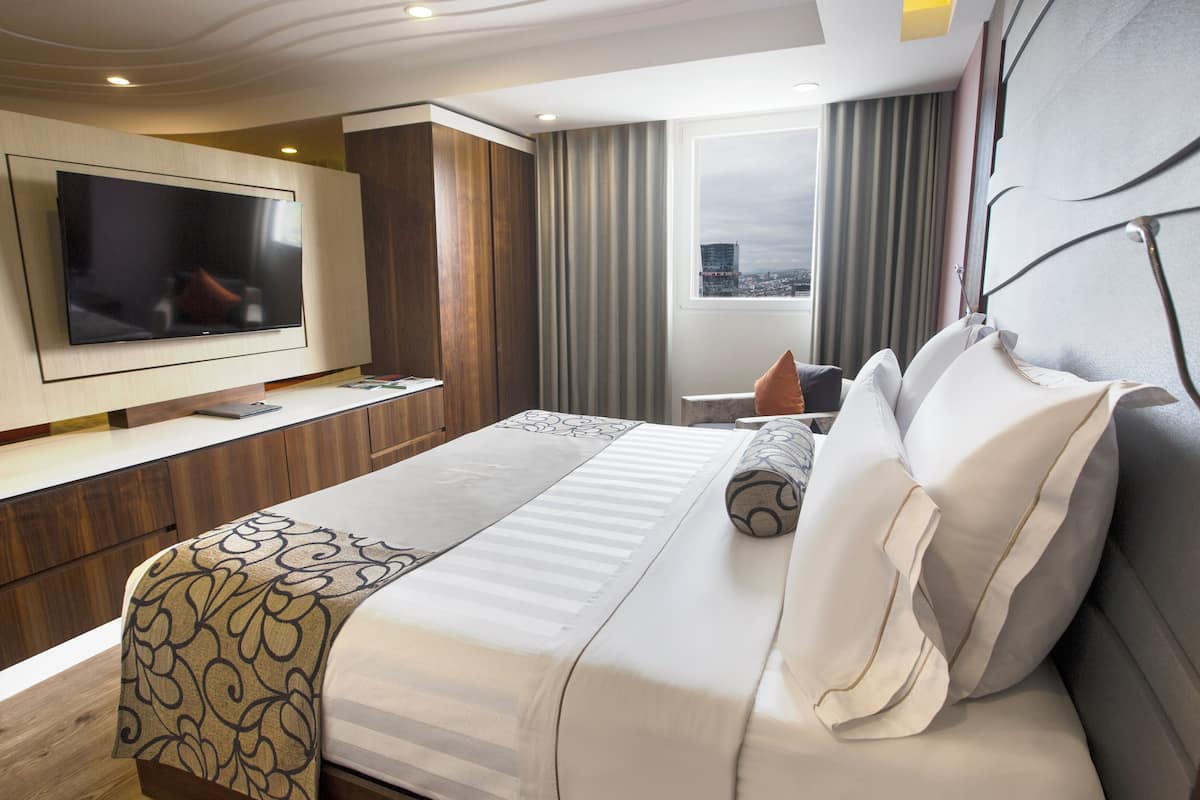 1 bedroom, premium bedding, in-room safe, desk