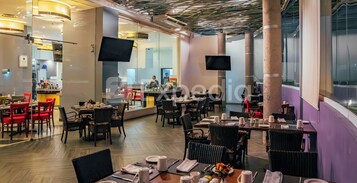 Desayuno buffet (con cargo) los fines de semana
