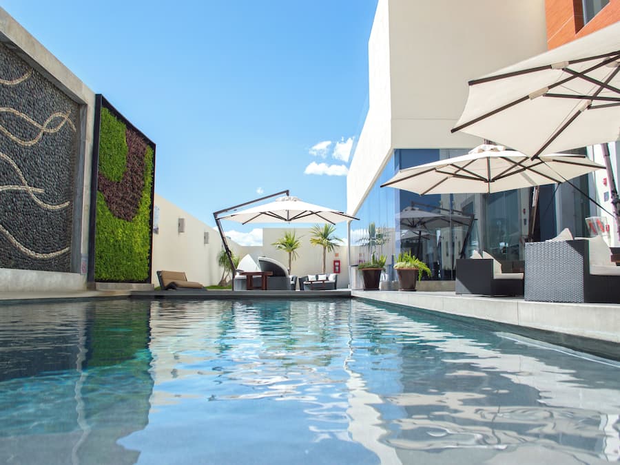 Piscina externa, funciona das 8h às 22h, guarda-sóis, espreguiçadeiras