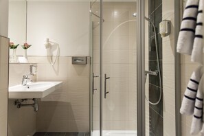 Kostenlose Toilettenartikel, Haartrockner, Handtücher