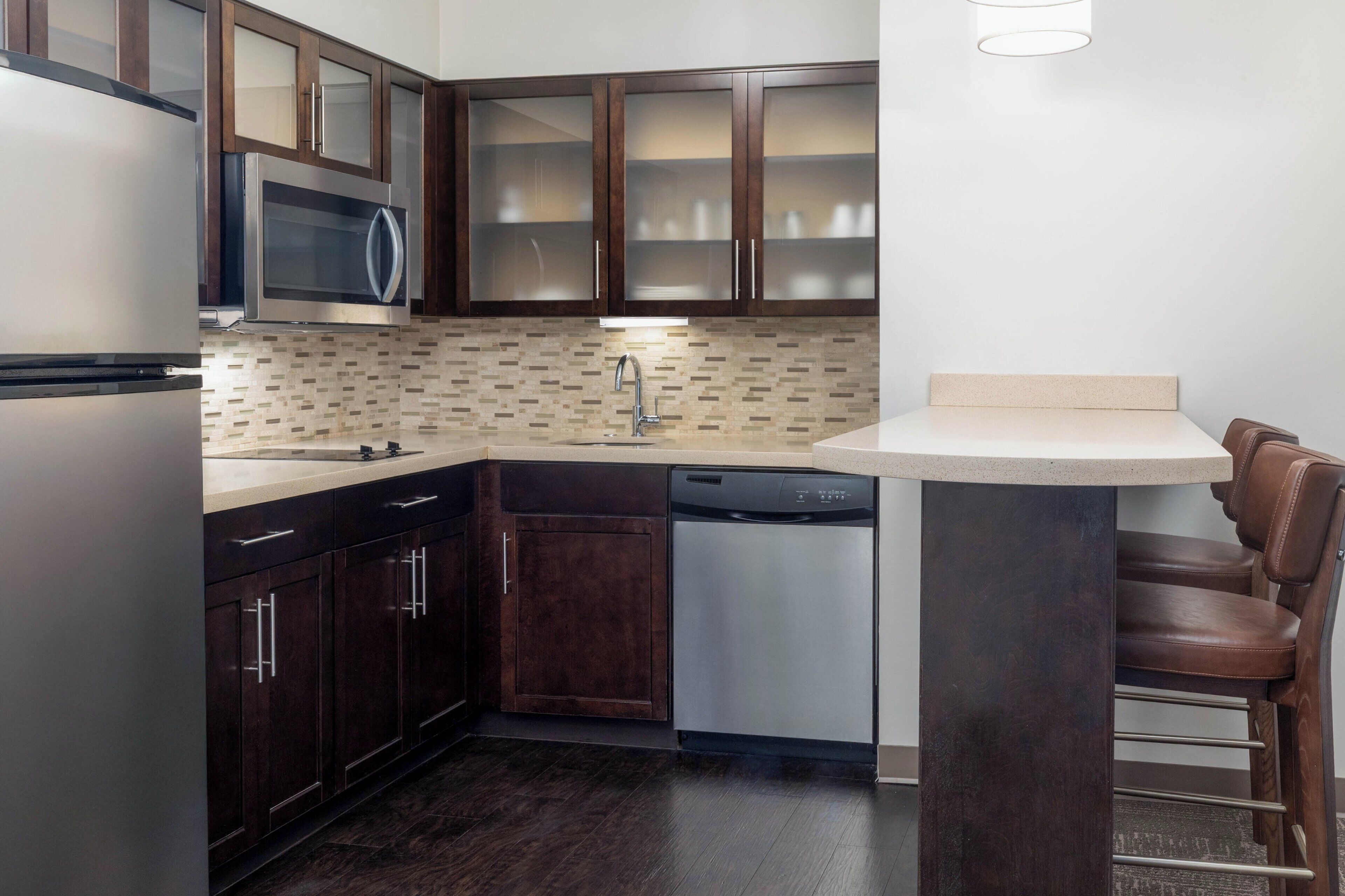 Full-size fridge, microwave, dishwasher, coffee/tea maker