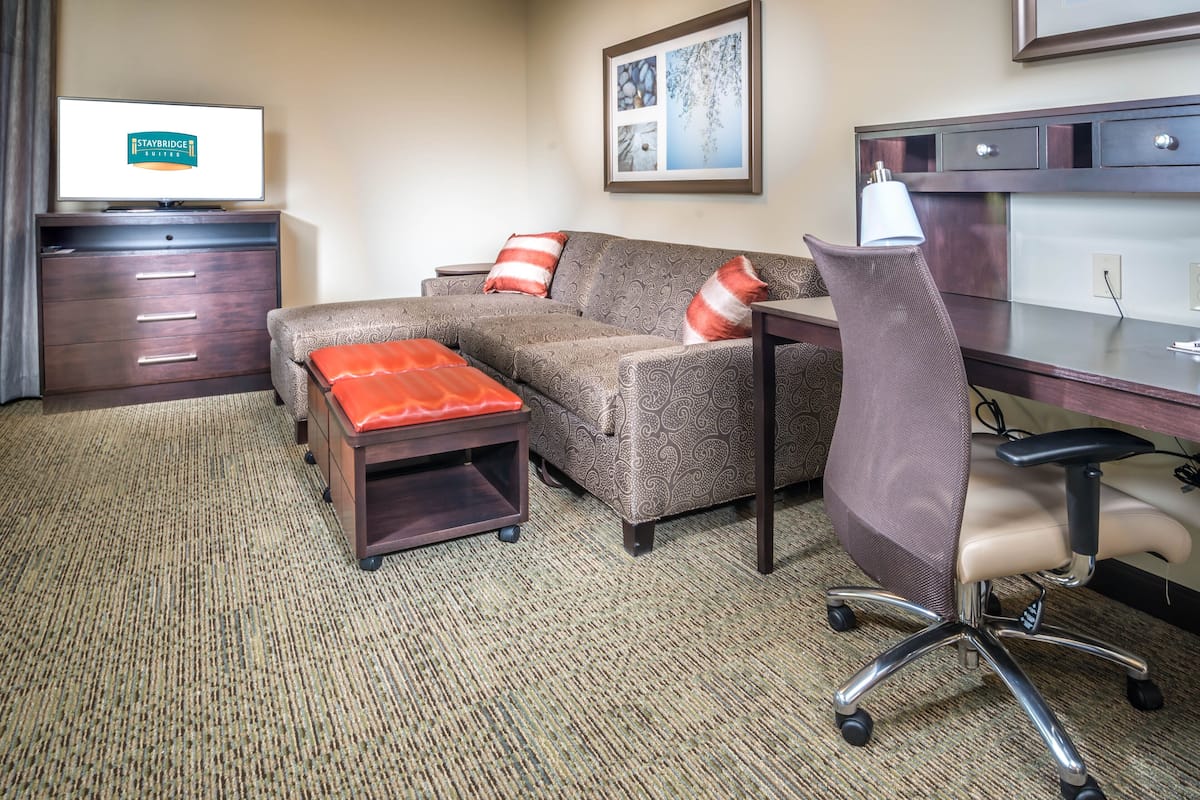 1 makuuhuone, tallelokero huoneessa, työpöytä, silitysrauta/-lauta