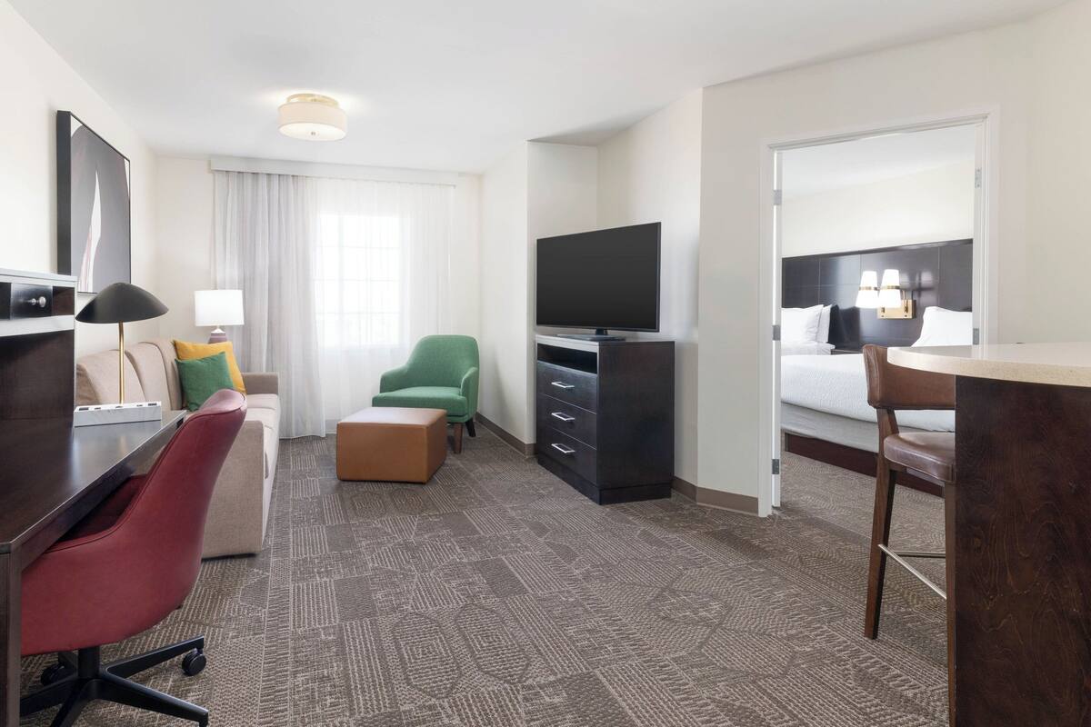 Suite, 1 chambre, cuisine | Coffre-fort, bureau, fer et planche à repasser, lit de bébé (gratuit)