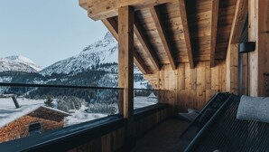Interior de madera con vistas a montañas nevadas.