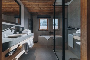 Luxury Suite | Bathroom - Balma Restaurant | Suites (Lech am Arlberg)