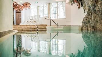 สระว่ายน้ำในร่ม, สระน้ำตก