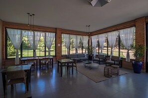 2 间餐厅，供应午餐和晚餐，巴西菜