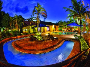 Una piscina cubierta, 5 piscinas al aire libre, sombrillas, tumbonas