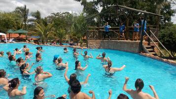 Piscina interna, 5 piscinas externas, guarda-sóis, espreguiçadeiras