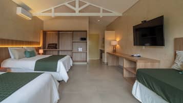 Chalet, vista lago | Biancheria da letto di alta qualità, minibar, una cassaforte in camera