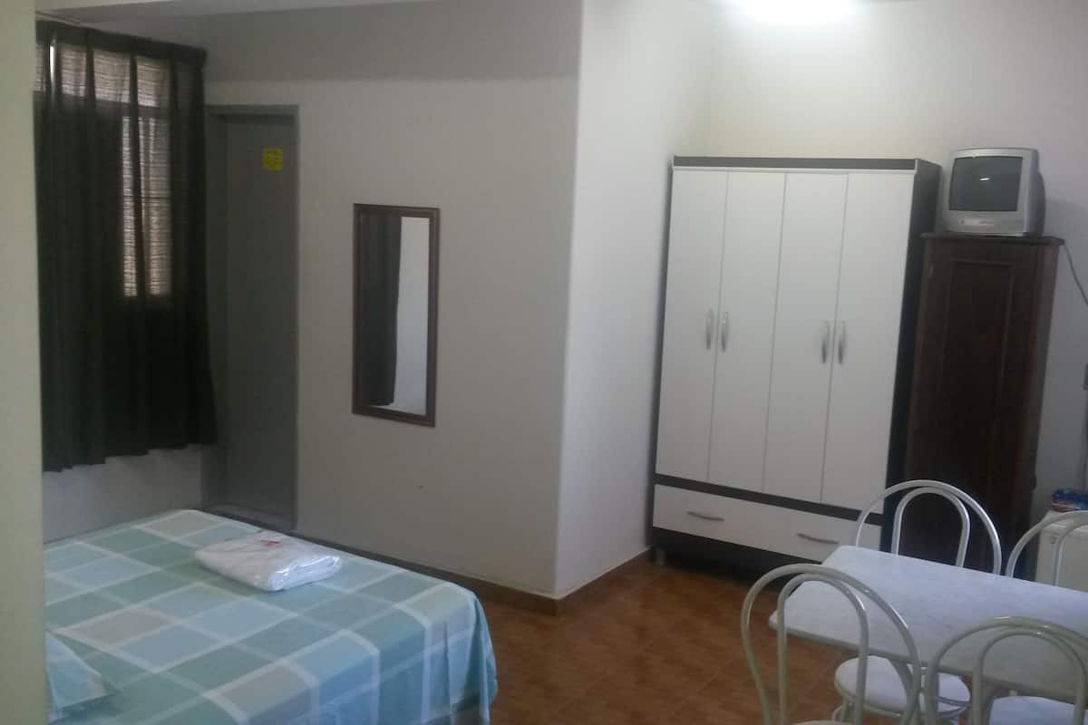 Frigobar, escrivaninha, camas extras/dobráveis, Wi-Fi de cortesia