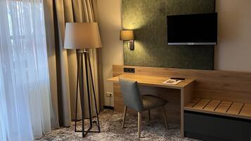 Dobbeltrom – deluxe | Oppholdsområde | TV, filmkjøp og kontorer