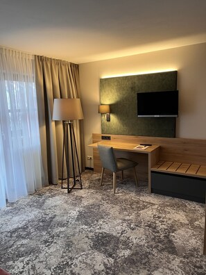 Deluxe-Doppelzimmer | Wohnbereich | Fernseher, Pay-TV, Arbeitsbereiche