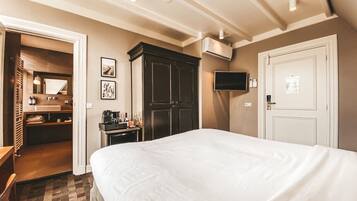 Standard Double Room, 1 Queen Bed | Premium bedding, minibar, in-room safe, individually furnished