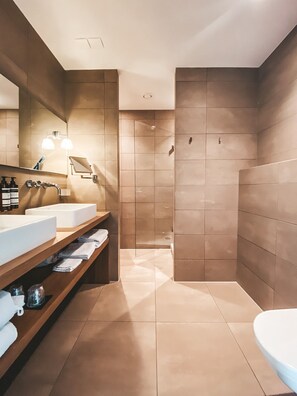 A modern bathroom with two sinks, a shower, and a large mirror. - Villa de Duinen (Noordwijk)