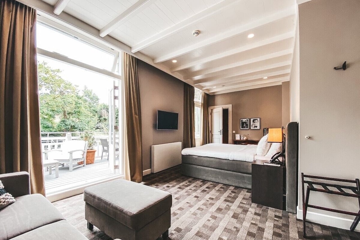 Superior Double Room, 1 King Bed | Premium bedding, minibar, in-room safe, individually furnished