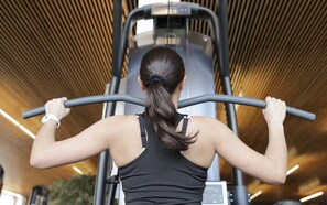 Une personne utilisant un appareil de musculation.