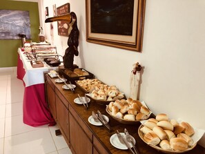 Free daily buffet breakfast - Pousada Maraoka (Ipojuca)