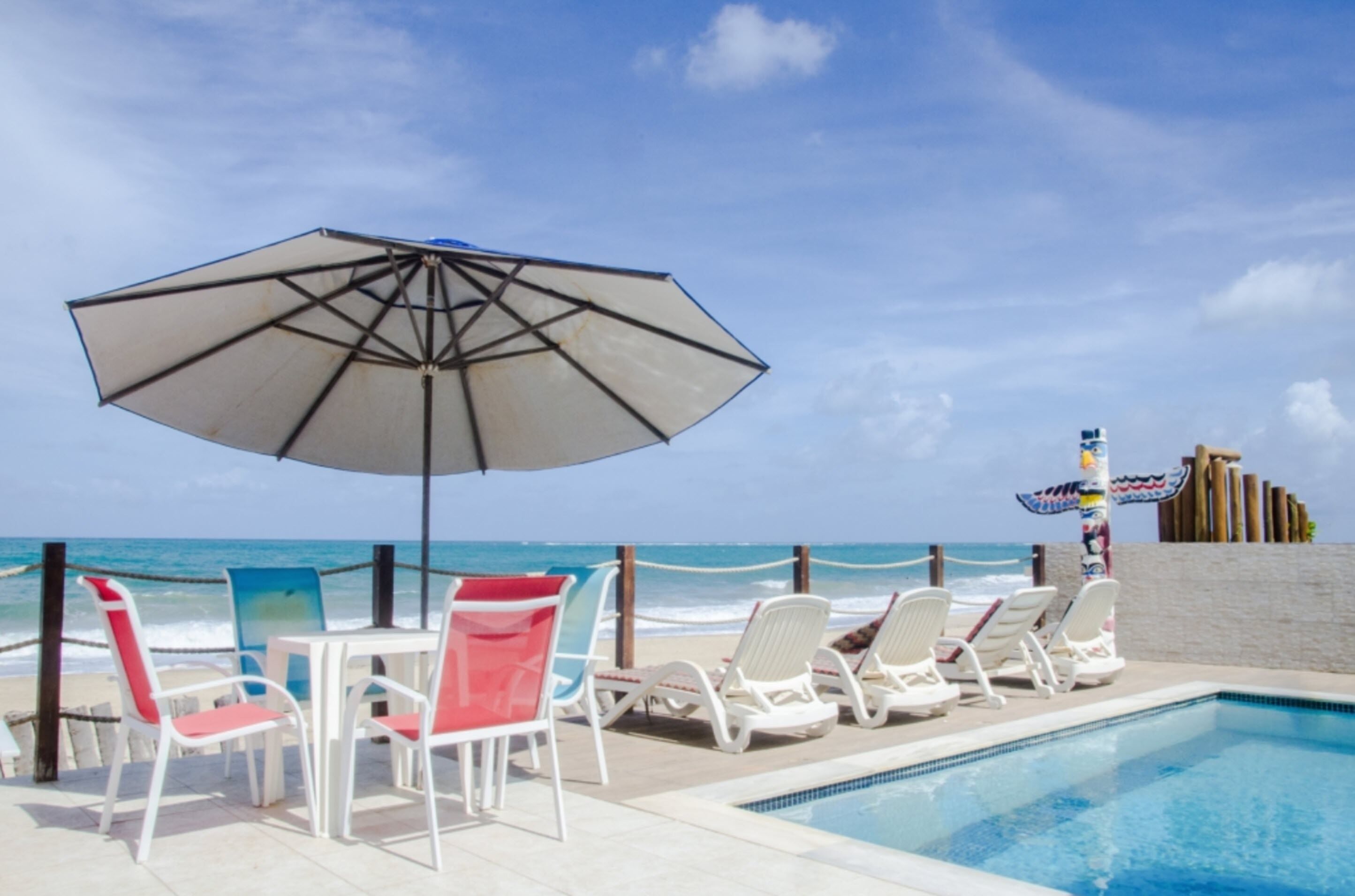 Außenpool, Sonnenschirme, Liegestühle