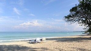 On the beach, white sand, beach bar - Coral Seas Beach Resort (Negril)