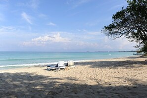 On the beach, white sand, beach bar - Coral Seas Beach Resort (Negril)
