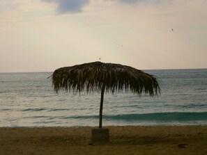 Ubicación a pie de playa, arena blanca y bar en la playa