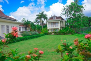 Exterior - Coral Seas Beach Resort (Negril)