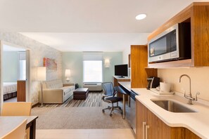 Full-size fridge, microwave, dishwasher, coffee/tea maker - Home2 Suites by Hilton Fargo, ND (Fargo)