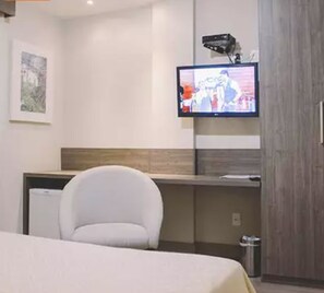 Standard Twin Room, 2 Twin Beds | Minibar, desk, blackout drapes, iron/ironing board - Mar Suítes Yguassú (Nova Iguaçu)