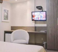 Quarto duplo standard, 2 camas de solteiro | Frigobar, escrivaninha, cortinas blackout, ferros/tábuas de passar roupa