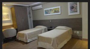 Minibar, escritorio, cortinas opacas y tabla de planchar con plancha