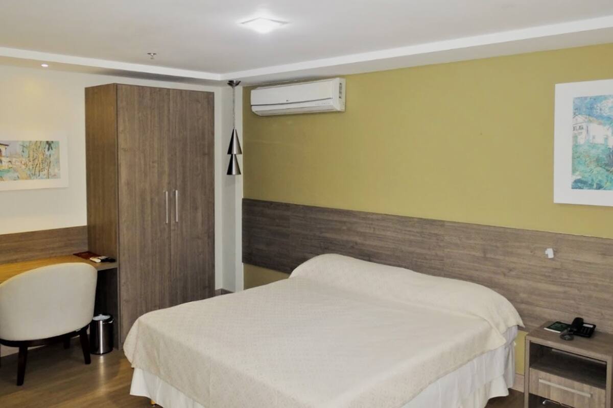 Quarto casal standard, 1 cama de casal | Frigobar, escrivaninha, cortinas blackout, ferros/tábuas de passar roupa