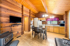 Cabin | Private kitchen | Fridge, microwave, coffee/tea maker, toaster - Lake Texoma RV Campground (Gordonville)