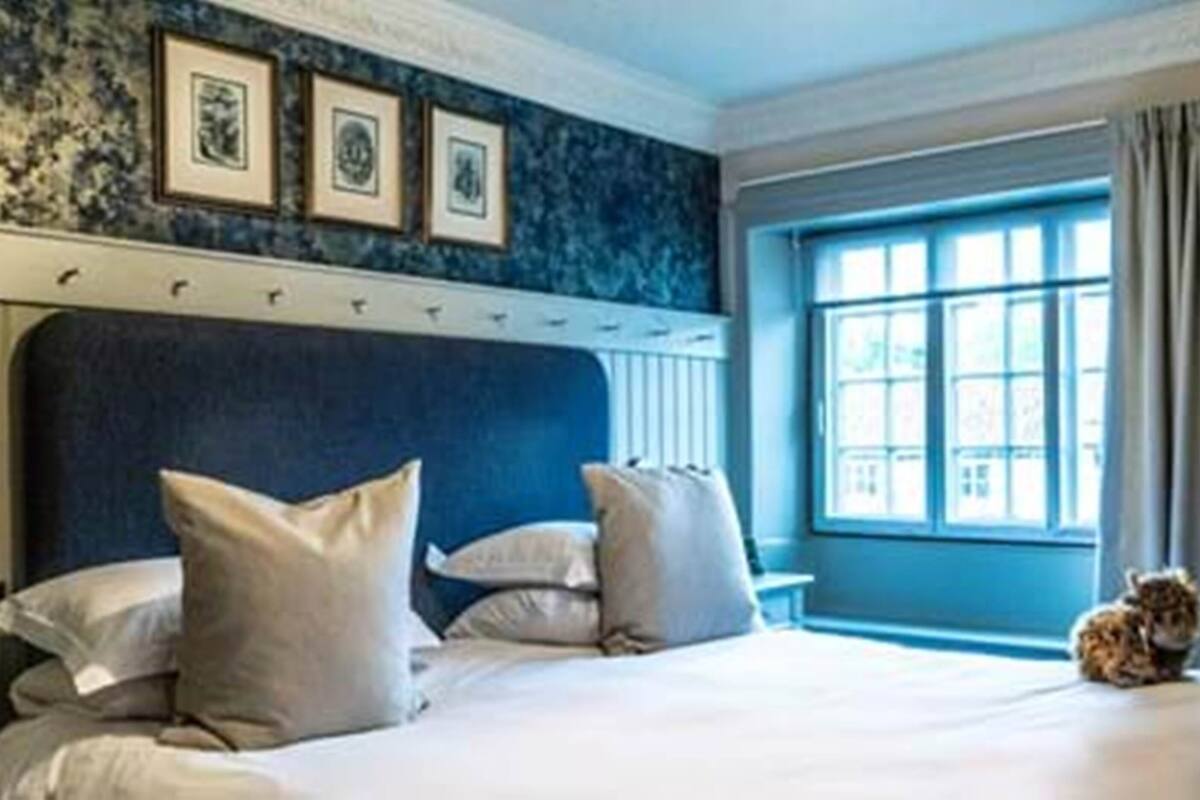 classic double room | 1 bedroom, individually decorated, individually furnished, desk