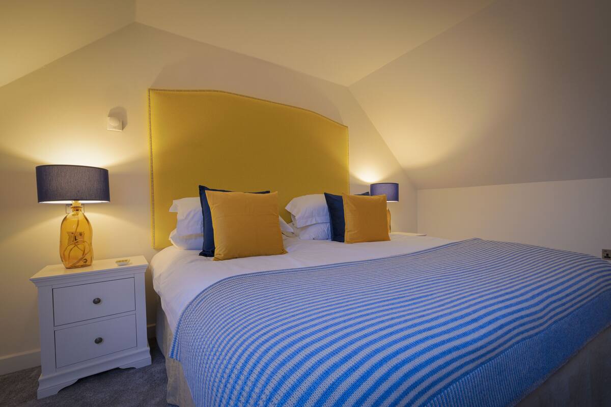 Poolside Suite | โต๊ะทำงาน, เตารีด/โต๊ะรีดผ้า, Wi-Fi ฟรี, ห้องพักตกแต่งอย่างมีเอกลักษณ์