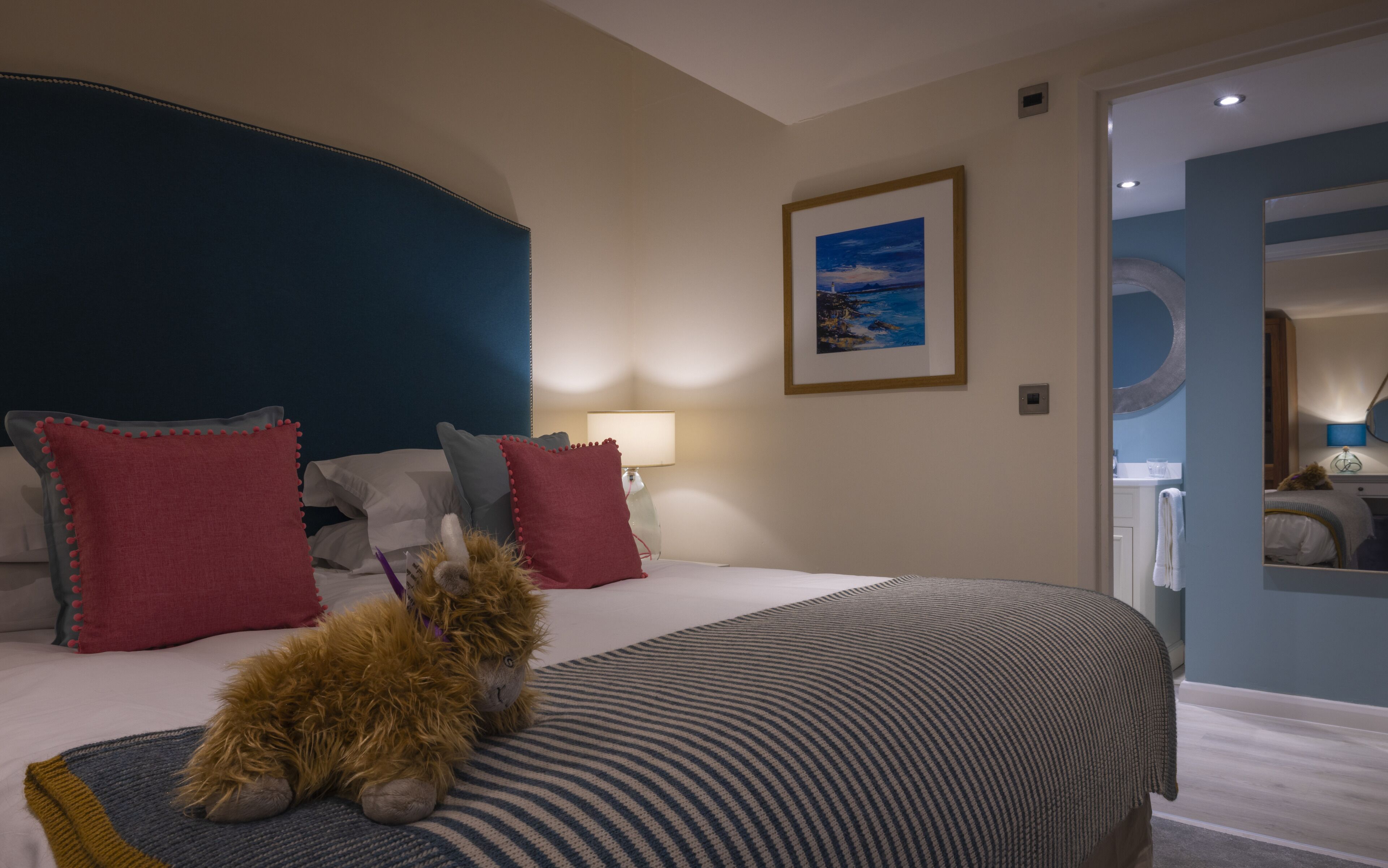 Poolside Suite | Décor unique, ameublement unique, bureau, fer et planche à repasser