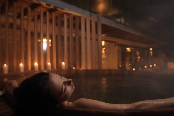 Bañera de hidromasaje al aire libre