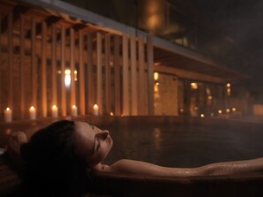 Outdoor spa tub - Feversham Arms Hotel & Verbena Spa (York)
