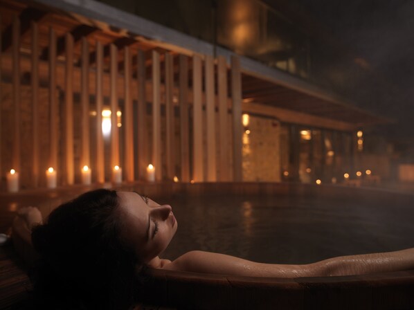 Tina de hidromasaje al aire libre