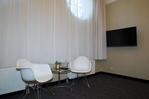 Deluxe apartment (4 persons) | Safe på rommet, individuelt innredet, skrivebord og blendingsgardiner