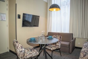 Deluxe apartment (2 persons) | Safe på rommet, individuelt innredet, skrivebord og blendingsgardiner